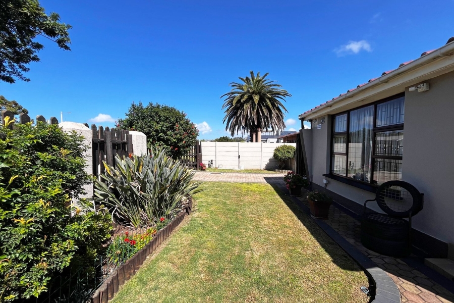 6 Bedroom Property for Sale in Hartenbos Central Western Cape